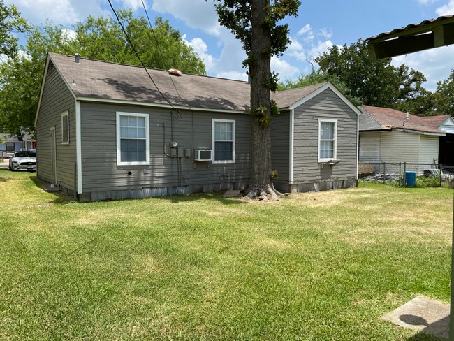 Building Photo - 205 Chambers St