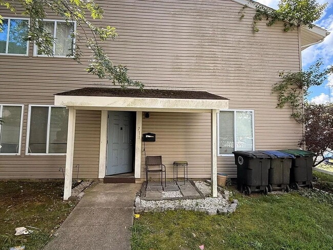 Building Photo - Welcome to this beautifully updated 3-bedroom, 2 full-bath 1400 sqft of modern living space.