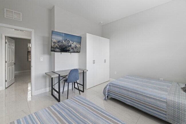 Building Photo - 674 Windermere Dr