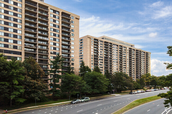 Building Photo - Skyline House