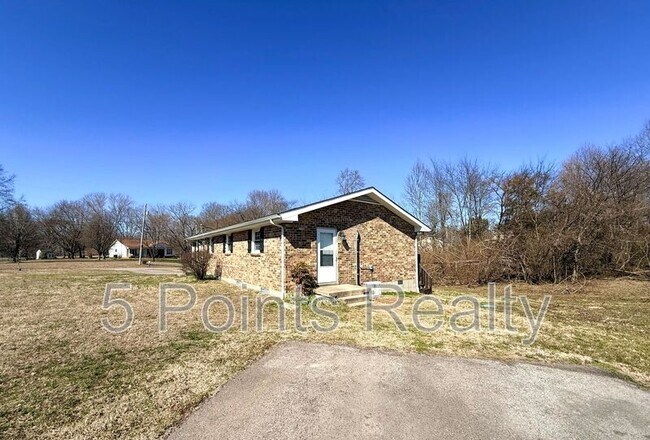 Building Photo - 2121 Bracey Cir