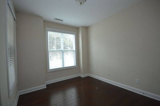 Building Photo - 542 Finnbar Dr