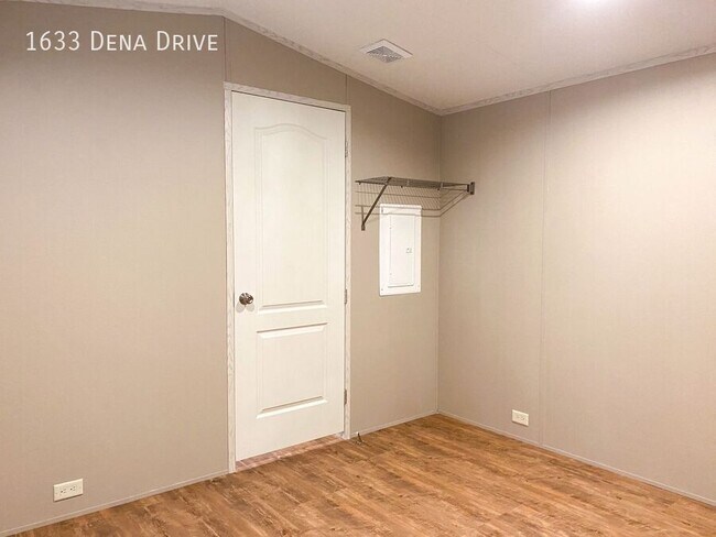 Building Photo - 1633 Dena Dr