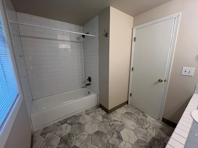 Building Photo - Beautifully Updated West Linn Home Near West Linn High School