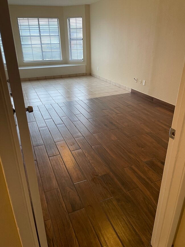 Building Photo - 1333 Woodside Dr