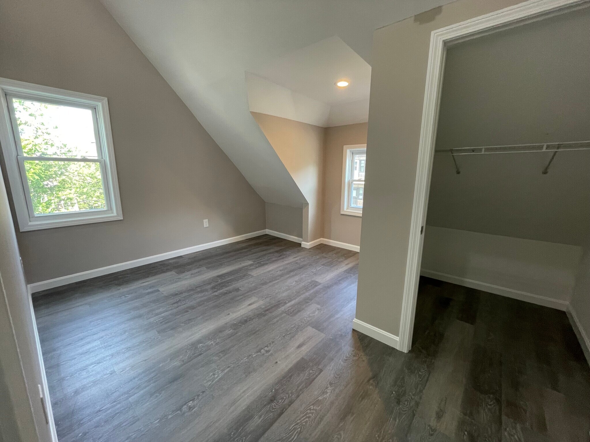 Building Photo - 16 Long Ave