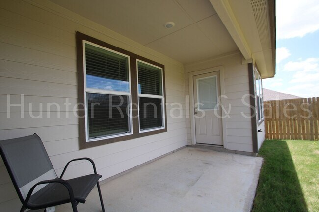 Building Photo - Spacious Open-Concept 3 Bedroom Home with Split Floor Plan