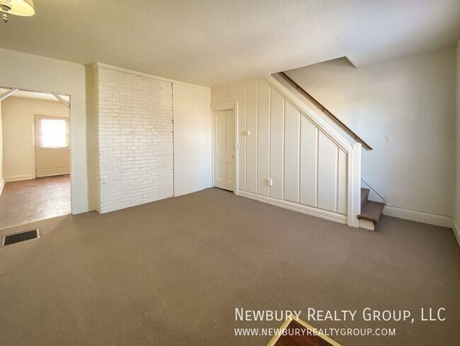 Building Photo - Charming Move-In-Ready 2-Bedroom Townhome