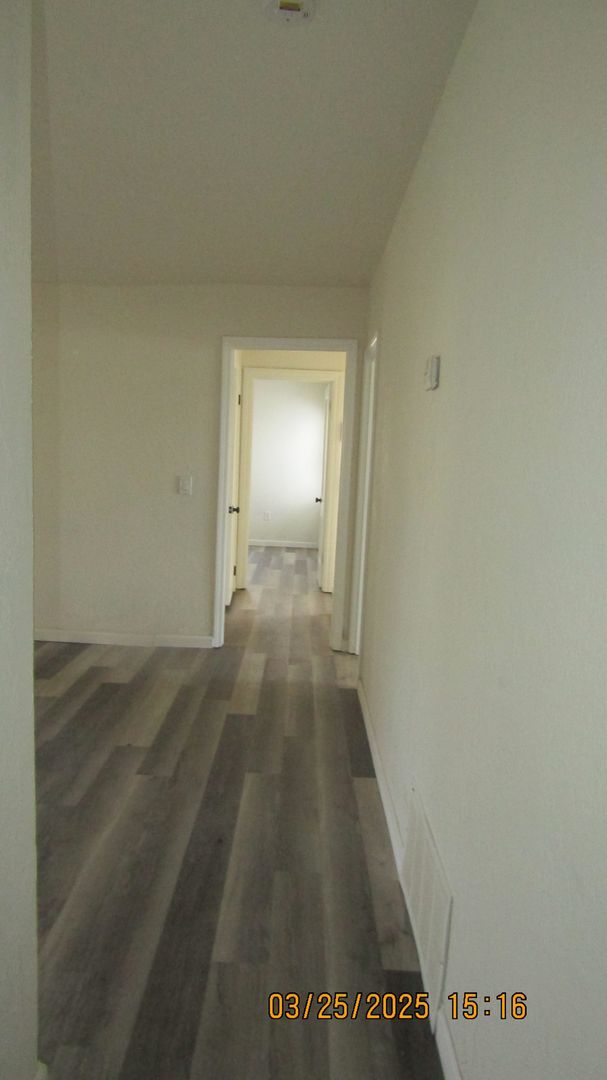 Building Photo - Newly renovated! Pet Friendly! Centrally l...