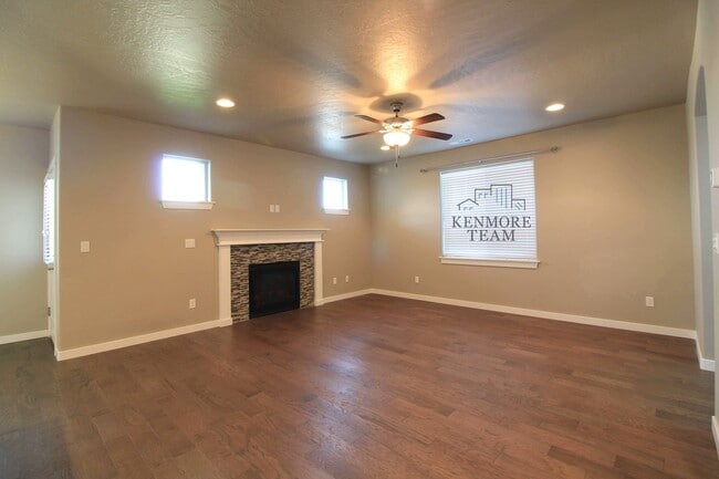 Building Photo - 556 Roslyn Ct