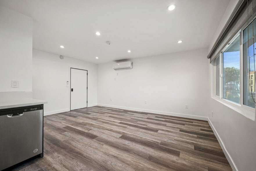 Building Photo - 1352 W 36th St