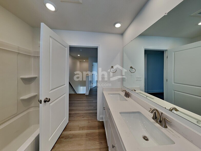 Building Photo - 9145 Henley Ave