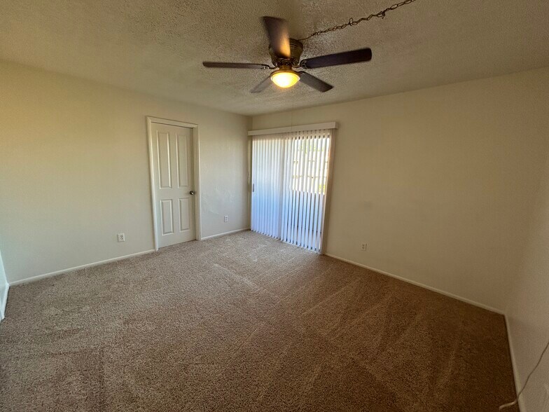 Building Photo - 4740 W Rose Ln