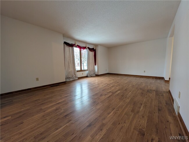 Building Photo - 270 Selkirk Dr