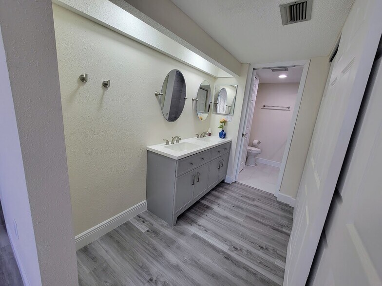 Building Photo - 500 Treasure Island Cswy