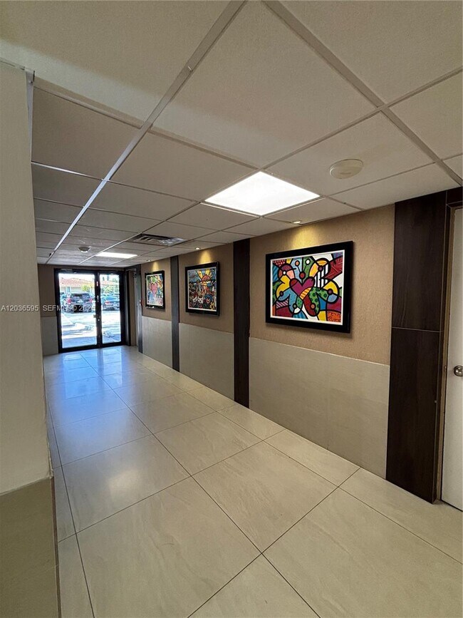Building Photo - 4164 Inverrary Dr