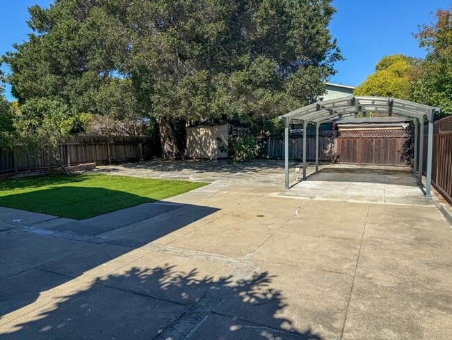Building Photo - Charming 2-bedroom, 2-bathroom Burlingame ...
