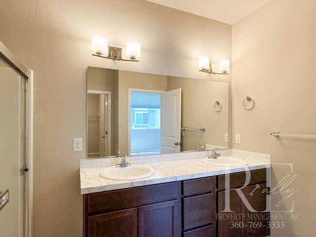 Building Photo - Modern End-Unit Townhome with Private Fenced Yard, Gourmet Kitchen & Spacious Layout