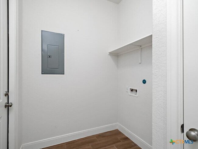 Building Photo - 530 Carriage House