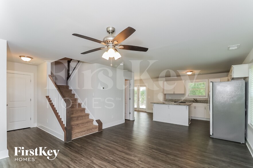Building Photo - 4535 Bonneville Dr
