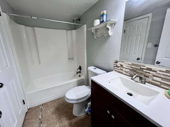 Building Photo - OPEN HOUSE SATURDAY THE 20TH 10AM-12PM! AMAZING 2 BED / 2 BATH CONDO – ONLY 8 BLOCKS FROM THE BEACH!