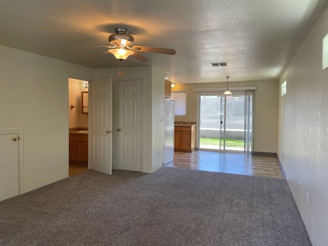 Building Photo - Beautiful 2 Bedroom 1.5 Bath Townhome Loca...