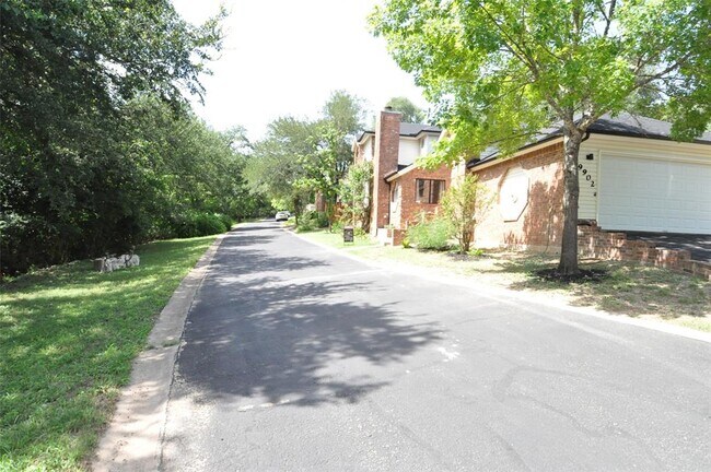 Building Photo - 9902 Talleyran Dr