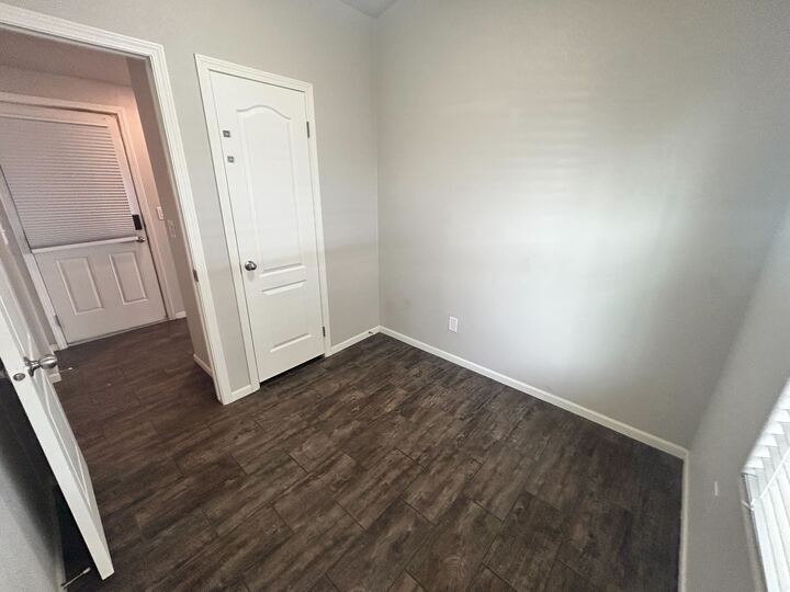 Building Photo - 530 S Alma School Rd