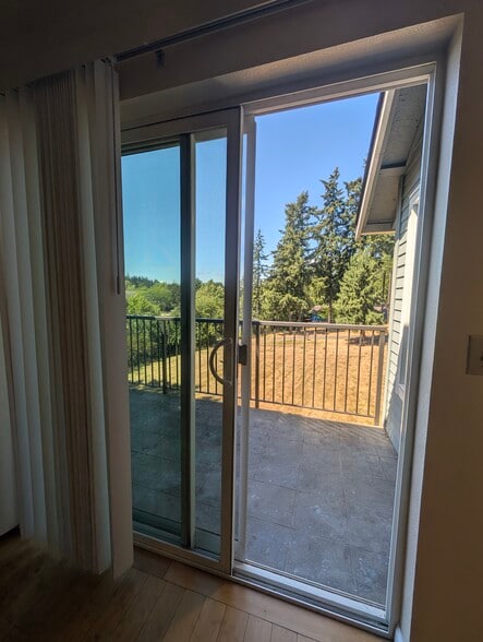 Building Photo - 4316 W Lake Sammamish Pky SE