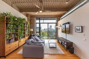 Building Photo - 2545 S Dearborn St