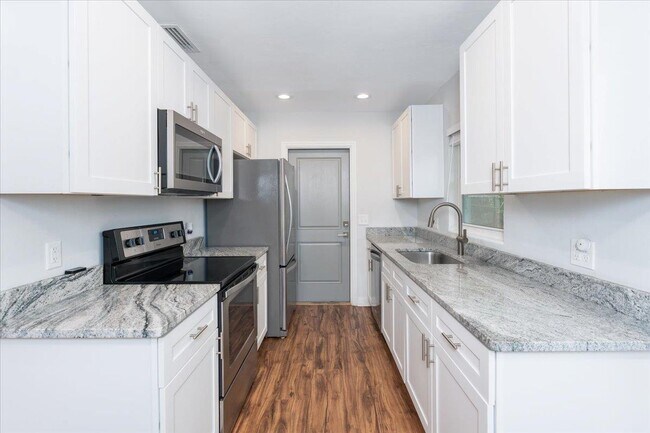 Building Photo - 1707 Hall Dr