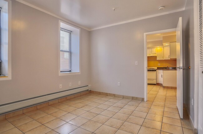 Building Photo - 715 28th St