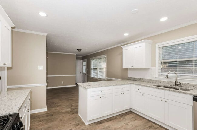 Building Photo - 2444 Quentin Dr