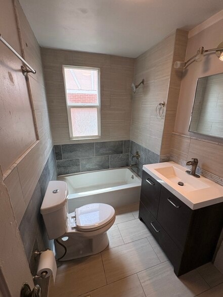 Bathroom - 3406 N Raleigh St