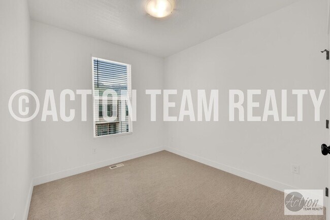 Building Photo - New Townhome in Farmington!