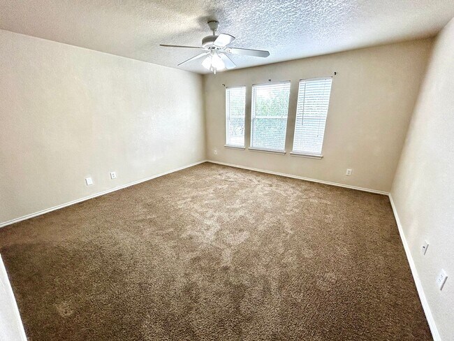 Building Photo - *MOVE IN SPECIAL* Move-In Ready | Washer & Dryer Included + Google Fiber Located Near UTSA!