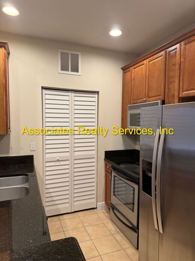 Building Photo - Lionsgate  #214