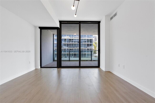 Building Photo - 9901 W Bay Harbor Dr