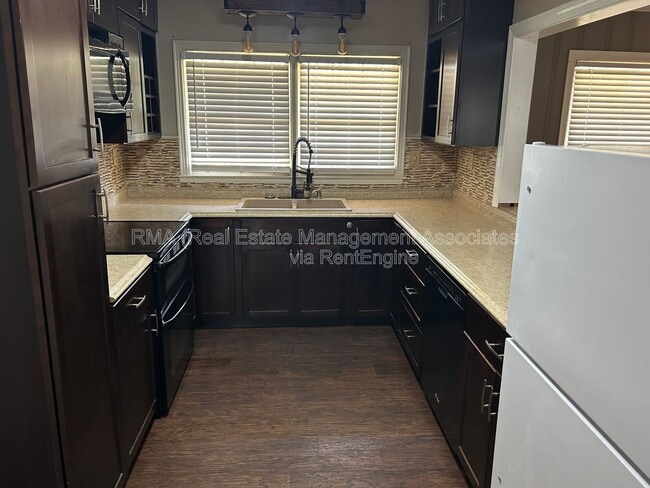 Building Photo - 1133 E College St