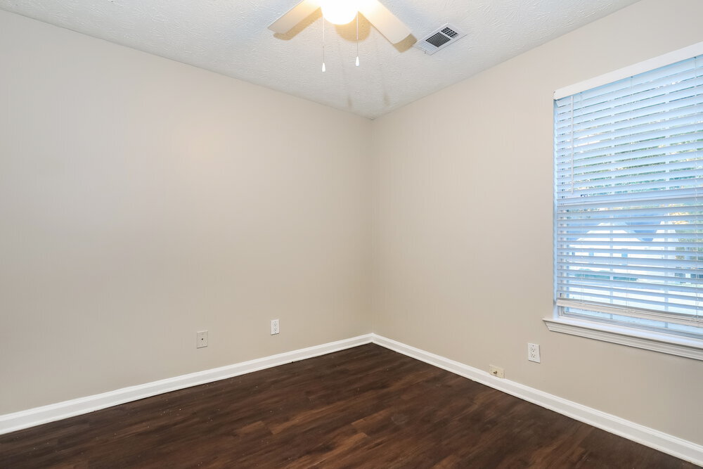 Building Photo - 454 Village Cir