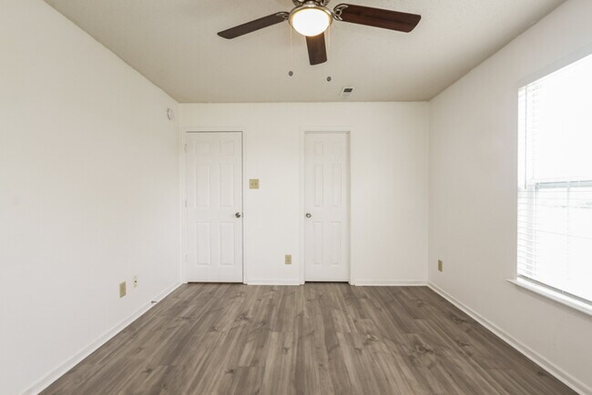 Building Photo - 823 Runnymede Dr