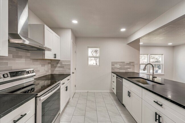 Building Photo - 3561 Westfield Ave