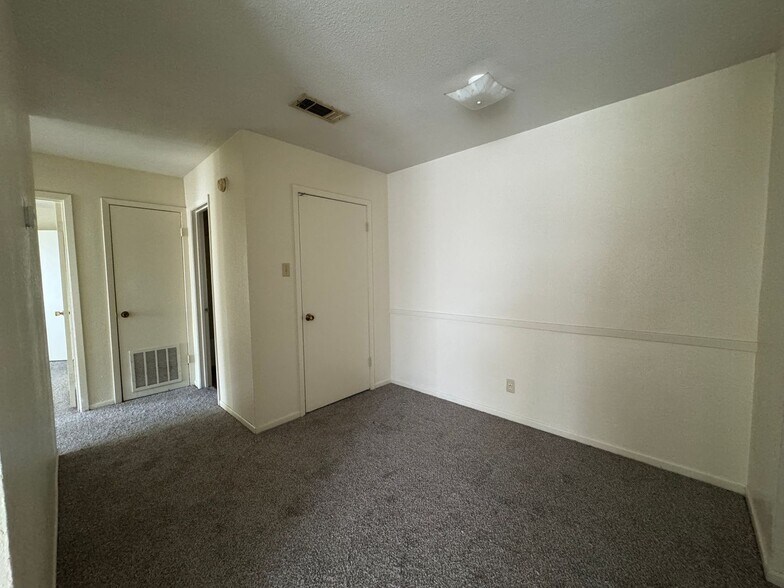 Building Photo - 4306 Lake Rd