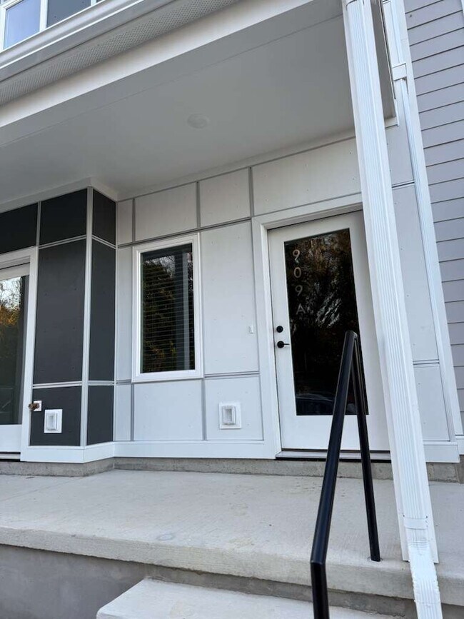 Building Photo - 909 Bainbridge St