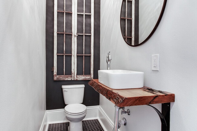 Building Photo - 3023 Banks- right