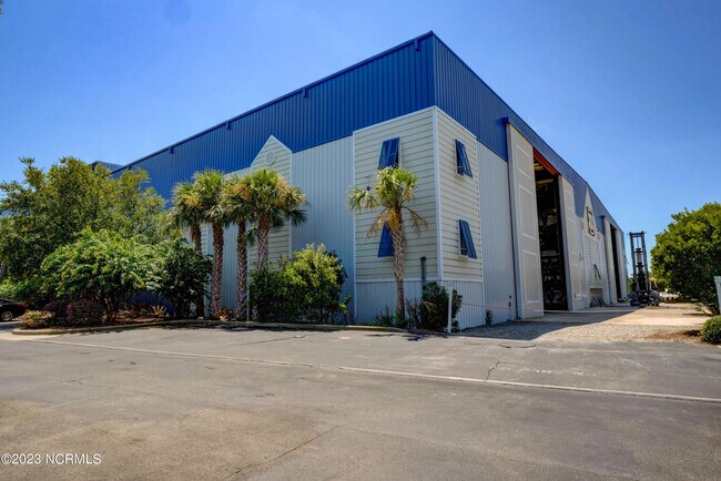 Building Photo - 3350 Club Villas Dr