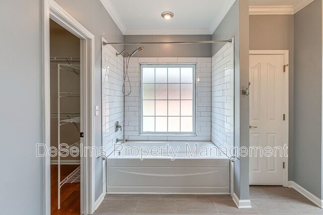 Building Photo - 701 Brent Glen Pl