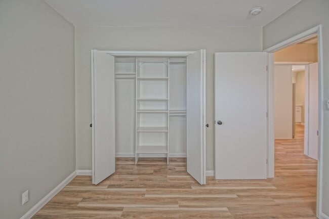 Building Photo - NEWLY REMODELED, SPLIT-LEVEL 3BR2BA DUPLEX...