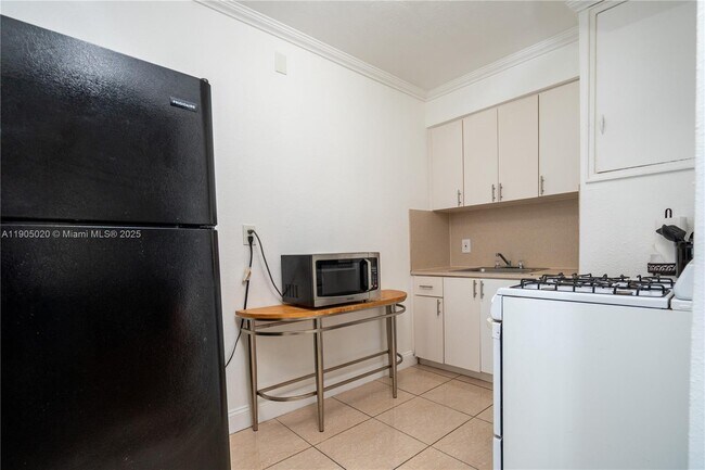 Building Photo - 7445 Harding Ave