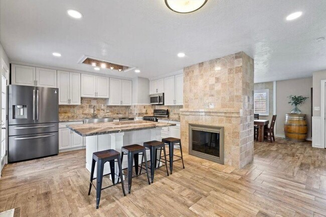 Building Photo - 4/2 Granite Bay, Pool, Jacuzzi, RV Parking...